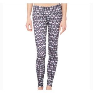 Alo Yoga Airbrush Arrow Chevron Print Legging Black and White Size Medium